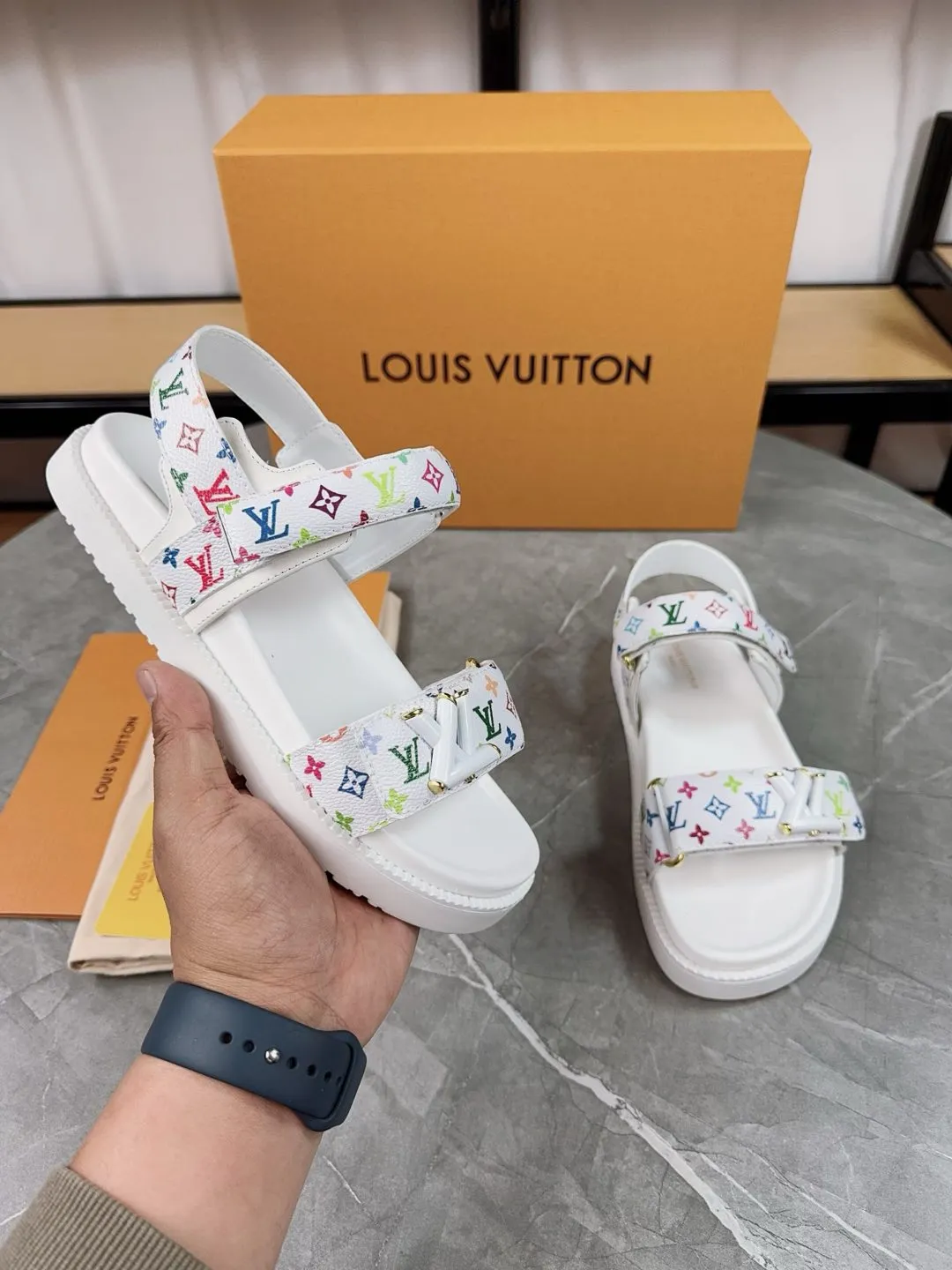 👟👟Ex-factory price 460👟👟 🌈LV | Louis Vuitton 🧡💚2025 spring and summer new style top version‼ ️The original version is the same. The counter focuses on the latest new beach shoes. Hard goods are new🆕 ❥Purchase level! Full of high-end feel! A popular model among bloggers at home and abroad, it’s retro and fashionable and looks amazing on your feet! Mainly recommended model on the official website★ ━━━━━ ЅᏇєєt ━━━━━ ▪️Upper: original customized leather ▪️Inner lining: cow lining ▪️Outsole: rubber PU combination high-end outsole ▪️Shoe size: 35-45 (35-45 customized